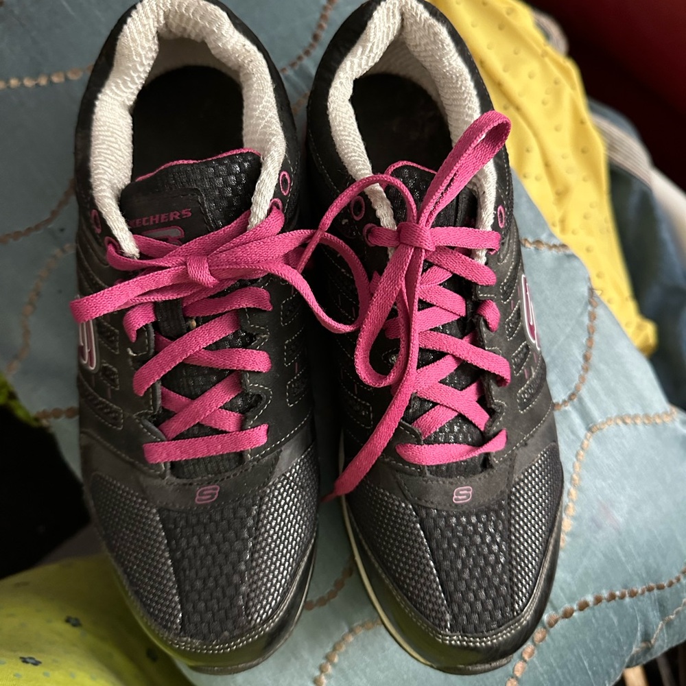 Sketchers sneakers size 8. Pink/black